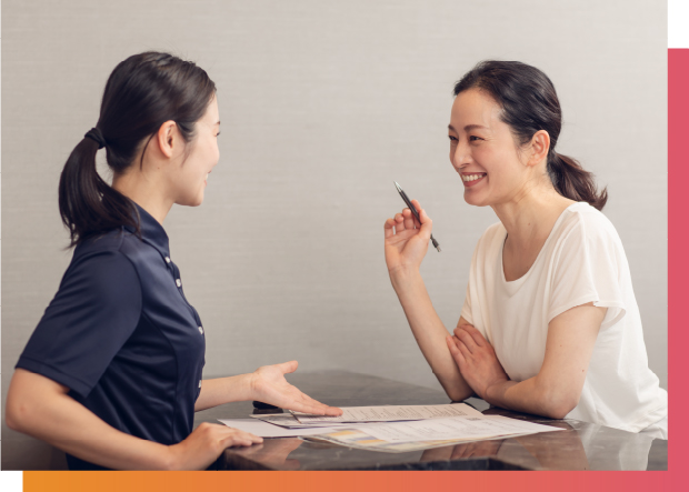 カウンセリングをする女性トレーナ