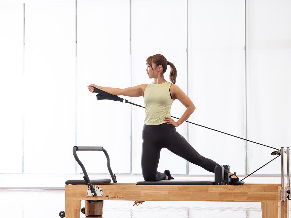 ピラティスをする女性