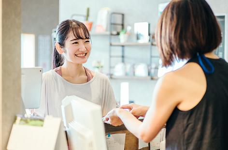 笑顔で女性が通いに来ている