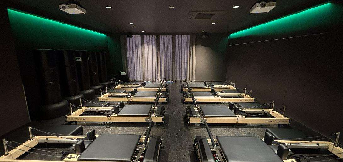 白壁店のスタジオ写真