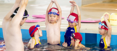 水泳の練習をする子供