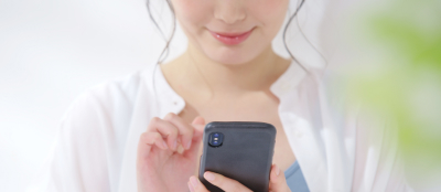 スマホを触る女性
