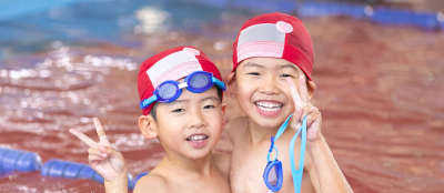 二人でピースをする兄弟