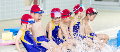 バタ足をする子供たち