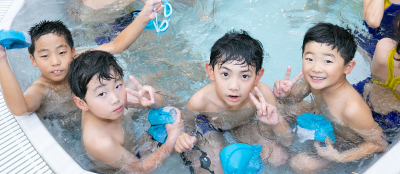 ジャグジーでピースをする子供たち